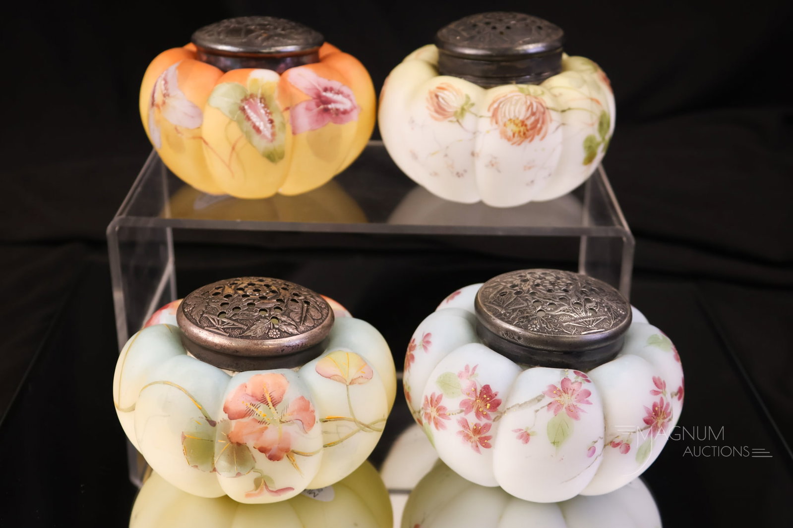 4 pc Lot Mt. Washington Victorian Glass Sugar Shakers Muffineers (1 of 3)