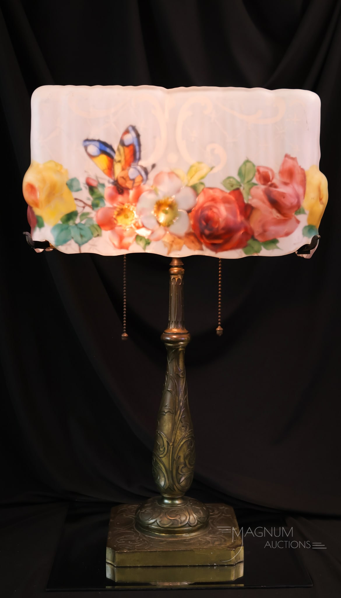 Pairpoint Reverse Painted Puffy Antique Table Lamp: A rare find in a Pairpoint Puffy reverse-painted table lamp. This one is an Albemarle shade shape. It features a white lacy background with a garland of beautiful, colorful roses around the perimeter.