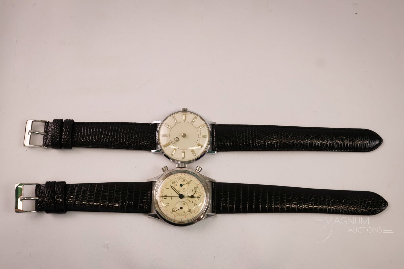 2 pc Lot Men's Wristwatches Gallet & Louvic Deluxe Mystery Watch: Two collectible finds in Vintage Men's wristwatches. The first is a Gallet wristwatch. The second is a marked Louvic DeLuxe mystery watch. Both watches work and keep time. Both have replaced lizard le