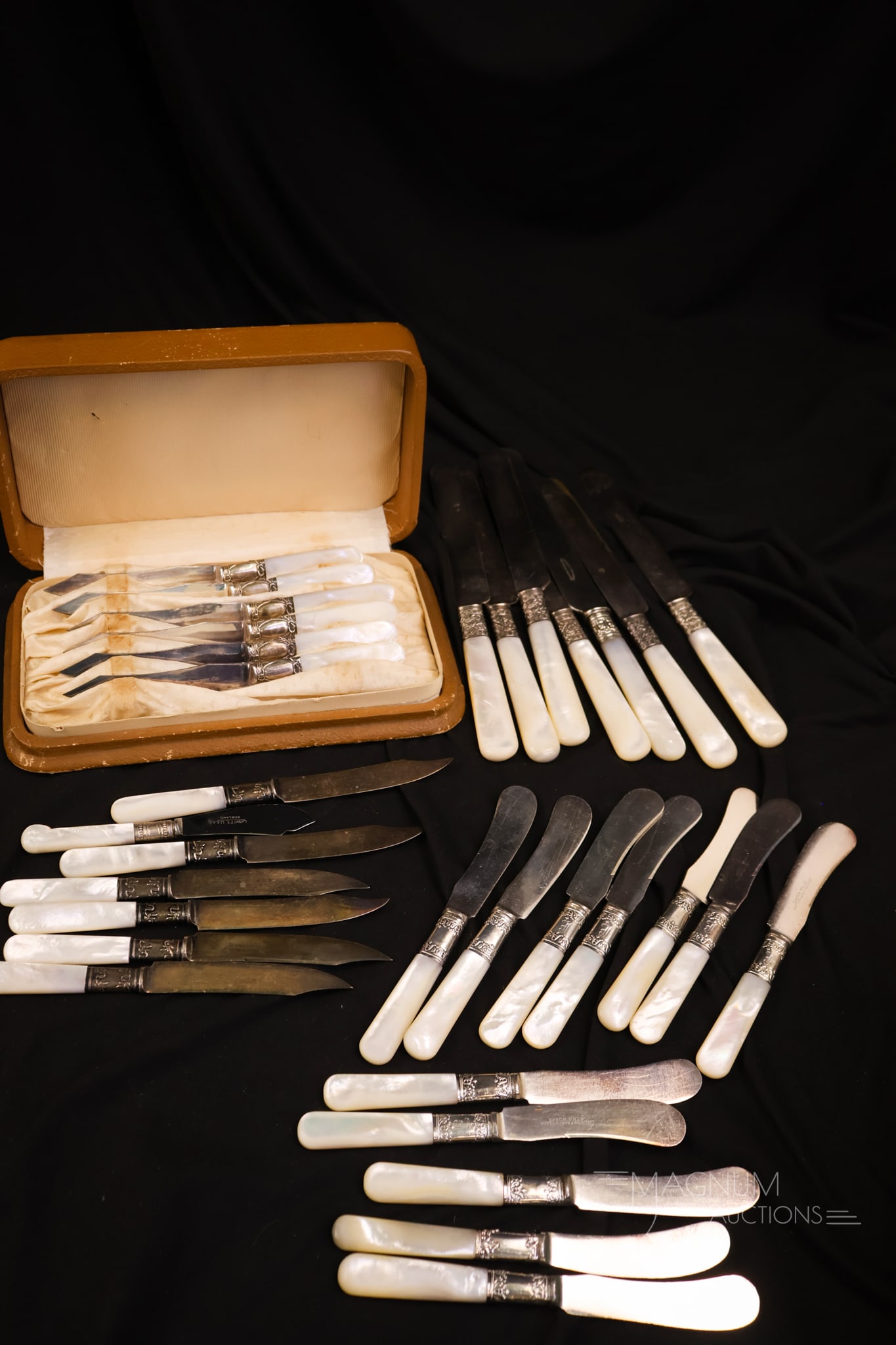 32 pc Lot Mother of Pearl Handled Silverplate Flatware (1 of 9)