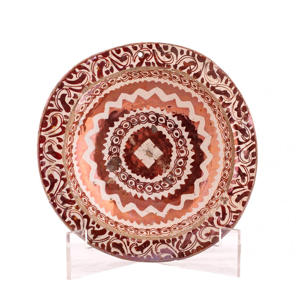 Ceramic dish. Century XVIII. Ceramic plate reflecting (1 of 3)