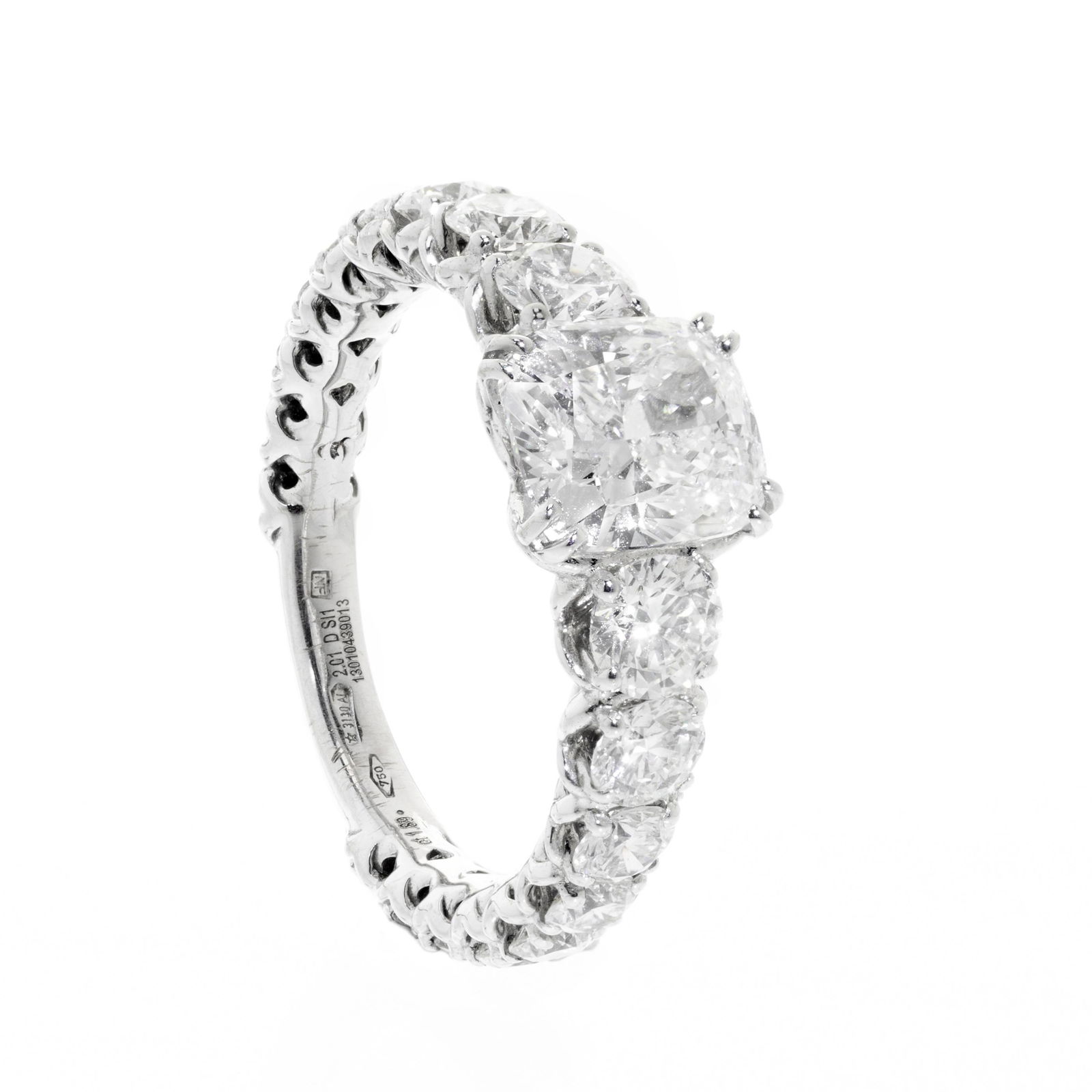 CRIVELLI GIOIELLI solitaire ring in 18 kt white gold: CRIVELLI GIOIELLI solitaire ring in 18 kt white gold. With natural diamond, cushion cut, excellent polish, D color, SI1 clarity and weight ca. 2.01 cts. Shoulders defined with brilliants, brilliant cu