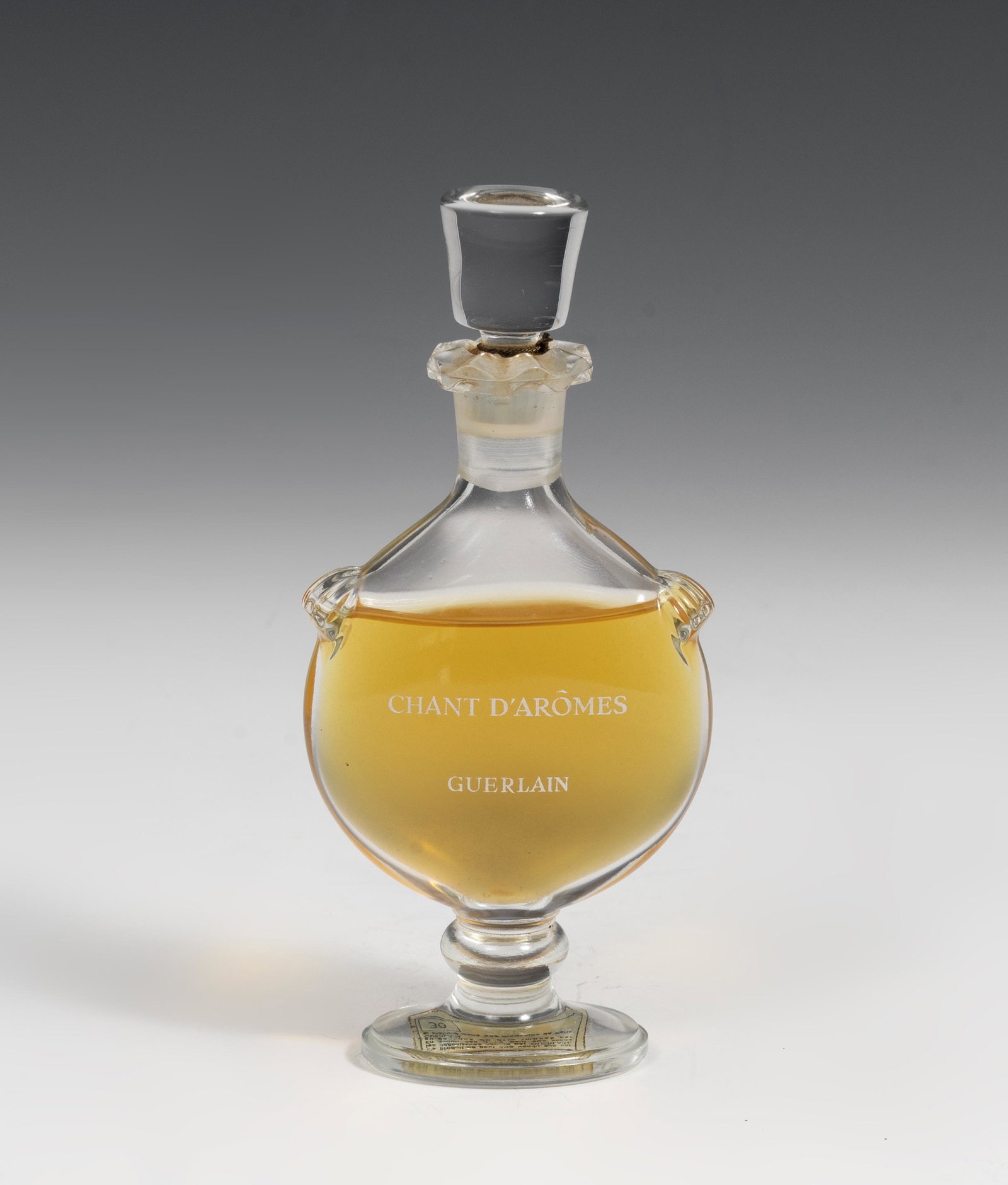 VIVIEN LEIGH. Perfume "Chant Dâ€™ArÃ²mes" by Guerlain.: VIVIEN LEIGH.Perfume "Chant Dâ€™ArÃ²mes" by Guerlain. France, 1960s.Crystal.Provenance: Gift from the actress's heirs to its current owner. Elvira Clara Cirera Bonet private collection.Measurem