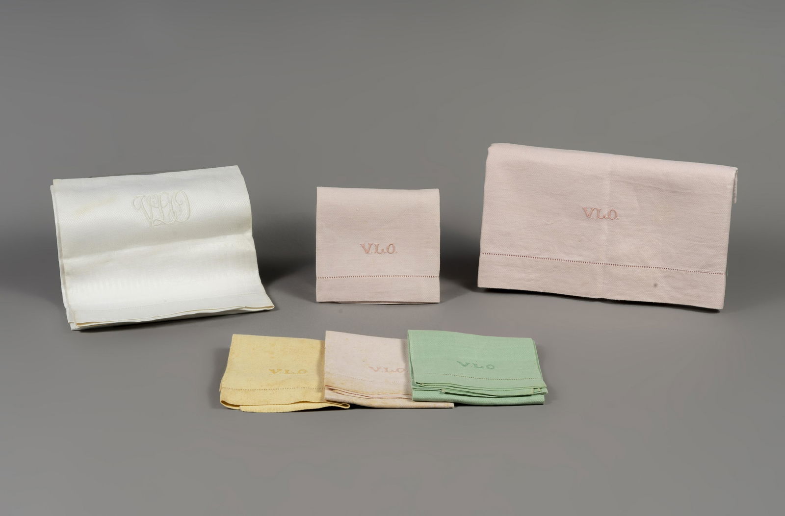 VIVIEN LEIGH.  Set of four napkins and two placemats. (1 of 3)