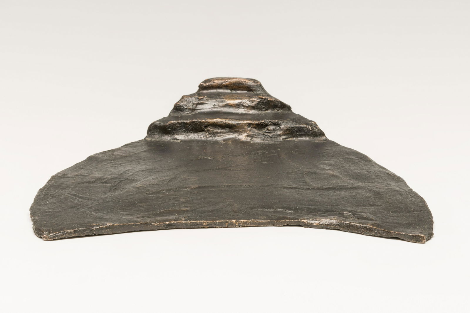 SUSANA SOLANO (Barcelona, 1946). "Paisatge: SUSANA SOLANO (Barcelona, 1946)."Paisatge d'Interior", 1984.Bronze.Reference number in the artist's file: FV-3695-D.Work reproduced in the catalog of the artist: page 19-Volume "Sculpture".Signed.Size