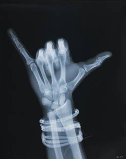 NICK VEASEY (London, 1962). "Hang loose with bands".: NICK VEASEY (London, 1962)."Hang loose with bands". 2019.C-tipe print, copy 1/25.Signed and numbered in lower right corner.Label on the back.Measurements: 75 x 59.4 cm; 77 x 61.5 cm (frame).Artist and