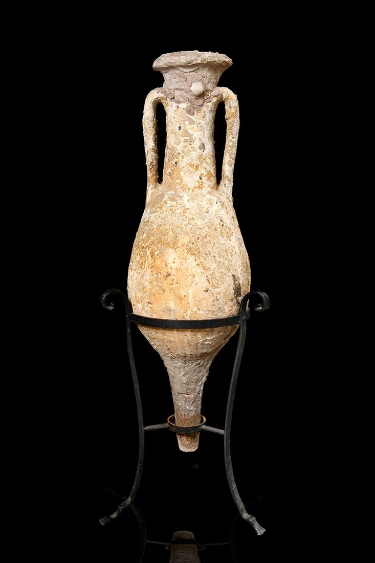 Roman amphora type Dressel 8, 1st-2nd century AD.: Roman amphora type Dressel 8, 1st-2nd century AD. Terracotta. Measures: 98 (height) x 30 cm (diameter). Roman amphora made of terracotta, Dressel 8 type, used for transporting salted food. It is a spe