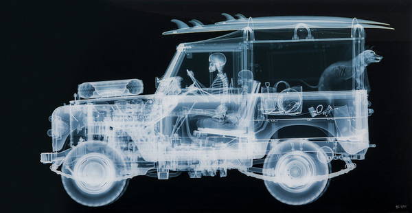 NICK VEASEY (London, 1962). "Land Rover surfer. 2018.: NICK VEASEY (London, 1962)."Land Rover surfer. 2018.Digital print, copy 2/25.Signed and numbered in the lower right corner.Published by White Wall.Measurements: 62 x 119 cm.Artist and photographer ini