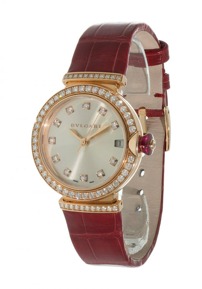 BVLGARI ladies' watch in 18k rose gold. Red leather: BVLGARI ladies' watch in 18k rose gold. Red leather strap. Sapphire crystal. Dial and bezel with diamonds. Central second hand. Automatic movement. Measures: 33 x 10 mm.