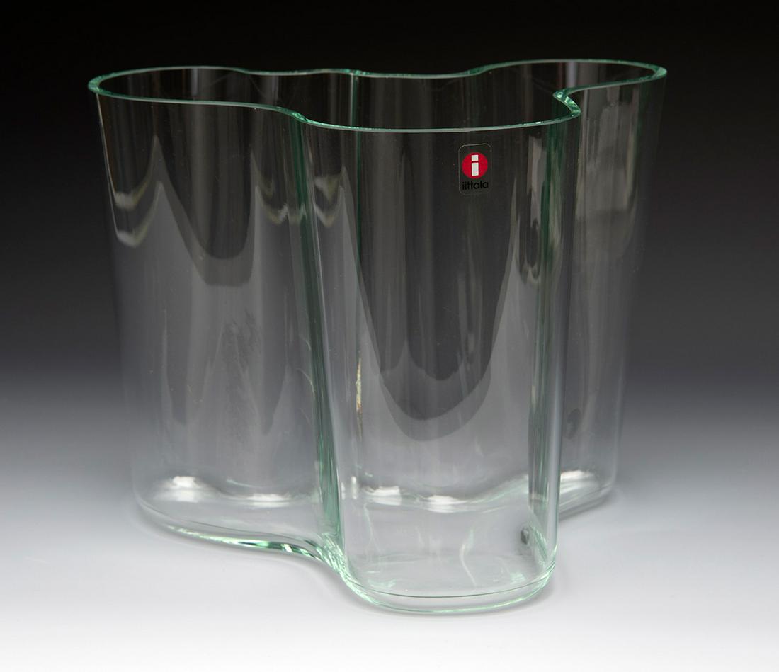 ALVAR AALTO (Finland 1898 -1976) for IITTALA. Finland, second half of the 20th century. Blown glass: ALVAR AALTO (Finland 1898 -1976) for IITTALA. Finland, second half of the 20th century. Blown glass vase. Signed on the back of the base. Measurements: 16 x 20,5 x 17,5 cm. Vase of the firm Iitala in 