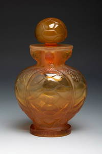 MARC LALIQUE (Paris, France, 1900 - 1977). Perfume bottle "Morabito nÂº 7". 1950s. Caramel-coloured