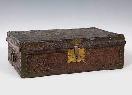 Chest: Viceroyalty of Peru, 18th century. Embossed leather, wood, bronze and brass. Wallpaper in the: Casket: Viceroyalty of Peru, 18th century. Embossed leather, wood, bronze and brass. Wallpaper inside. It conserves key. Measurements: 17 x 51 cm. Embossed leather flask box with a wooden interior