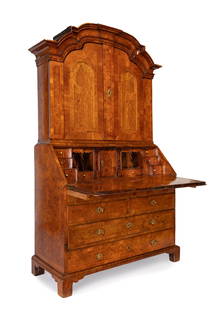 Baroque writing desk. Sweden, ca.1720-1730 Elm, birch and birch root wood. Bone and bronze handles.: Baroque writing desk. Sweden, ca.1720-1730 Elm, birch and birch root wood. Bone and bronze handles. Restored. In very good condition. Retains all the keys. It stands out for its reduced size. This