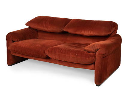 VICO MAGISTRETTI (Milan, 1920 - 2006). Two-seater sofa, Maralunga model. Design 1973, for Cassina.: VICO MAGISTRETTI (Milan, 1920 - 2006). Two-seater sofa, Maralunga model. Design 1973, for Cassina. Iron and steel frame, upholstered in fabric. Restored tears in the fabric of one armrest on the left