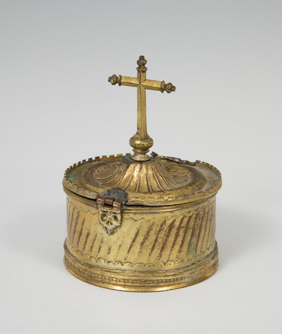 Pyx; Spain, XVI-XVII century. Golden copper. Presents restoration on the hinges. It has a cross (1 of 4)