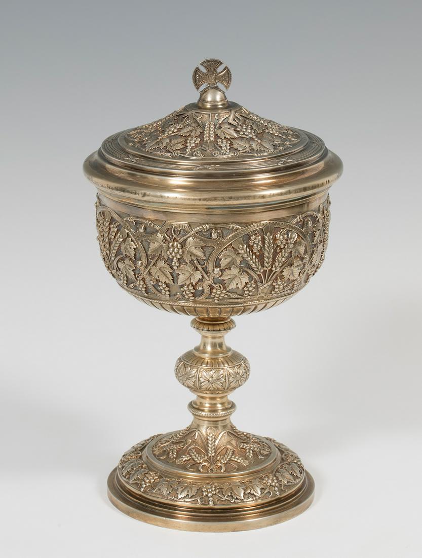 Pyx or hostiary in gilded silver. With profuse plant-inspired decoration. Circular fluted base (1 of 5)