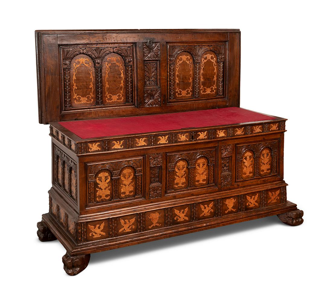 Catalan chest, 18th century. Walnut and marquetry. Measurements: 72 x 145 x 56 cm. (1 of 6)