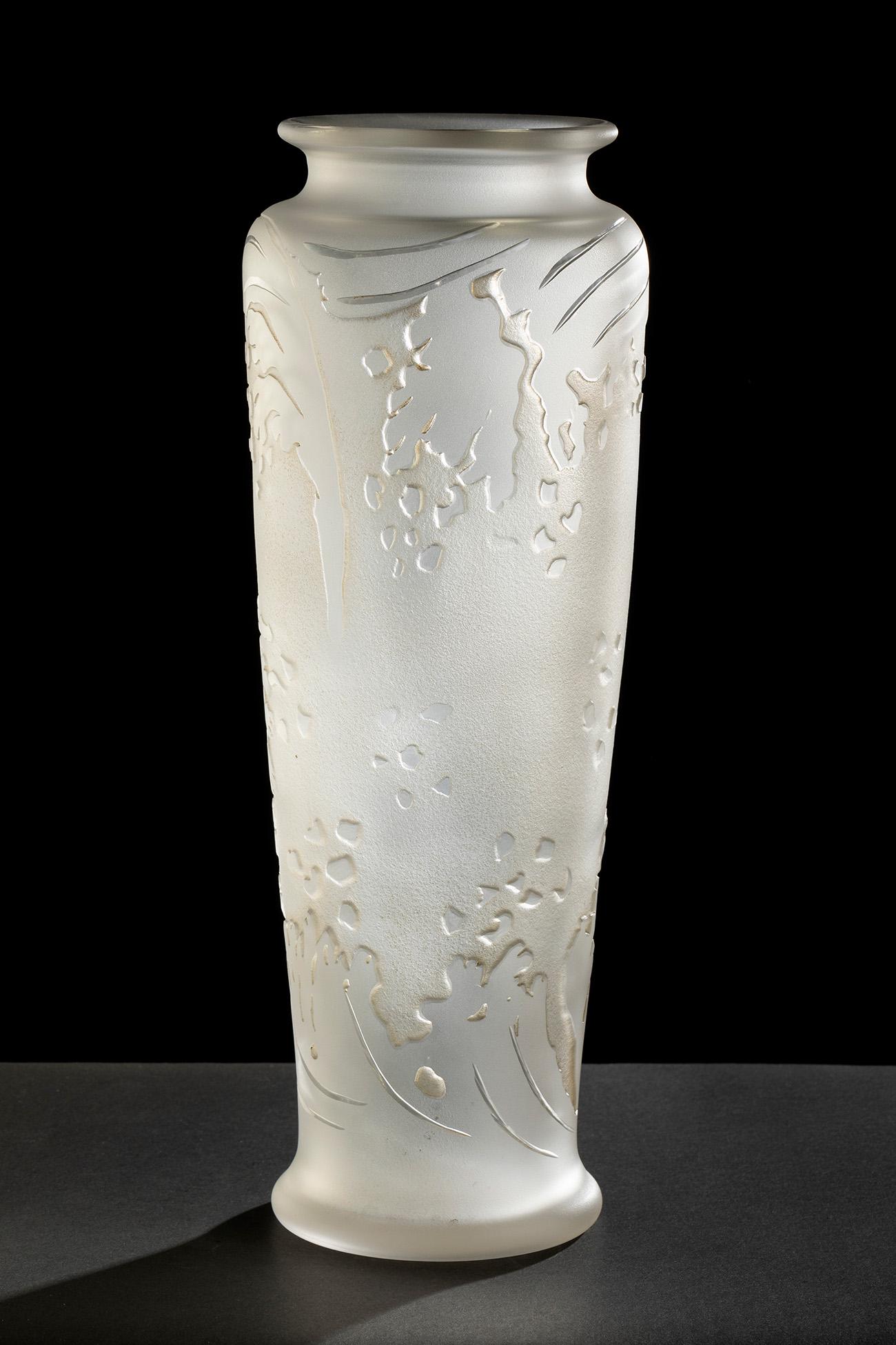 Art Nouveau vase. BACCARAT, ca.1900. Carved glass. Signed "Baccarat" on the base.: Art Nouveau vase. BACCARAT, ca.1900. Carved glass. Signed "Baccarat" on the base. Procedure: Private Collection, Spain between 1970-1990. Size: 35 x 13 x 13 cm. Art Nouveau vase in cut glass, showing 