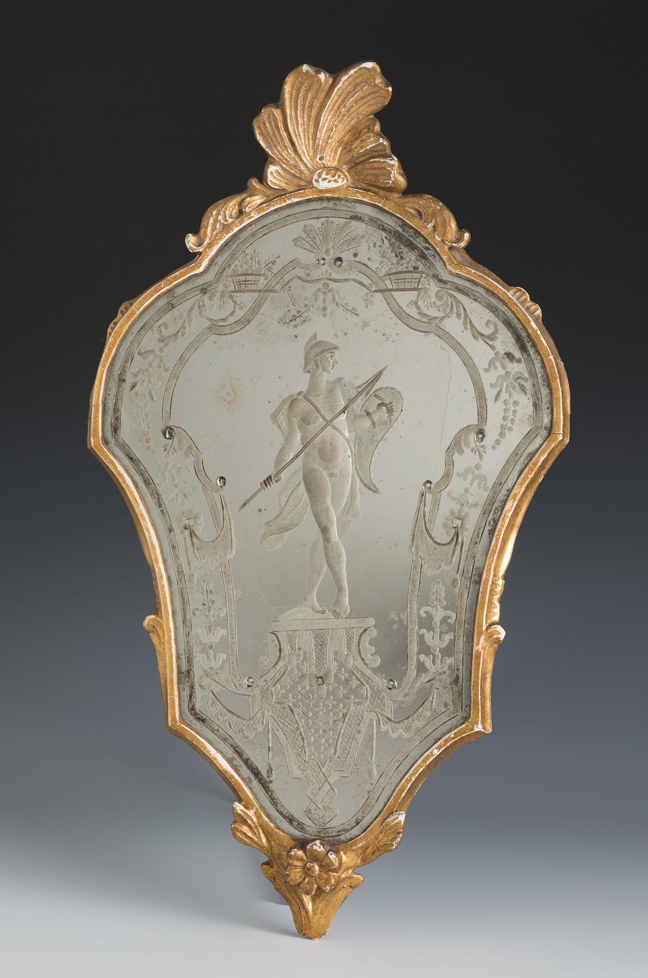 Small cornucopia from the 18th century. Carved and gilded wood. Mirror of epoch engraved to the acid (1 of 3)