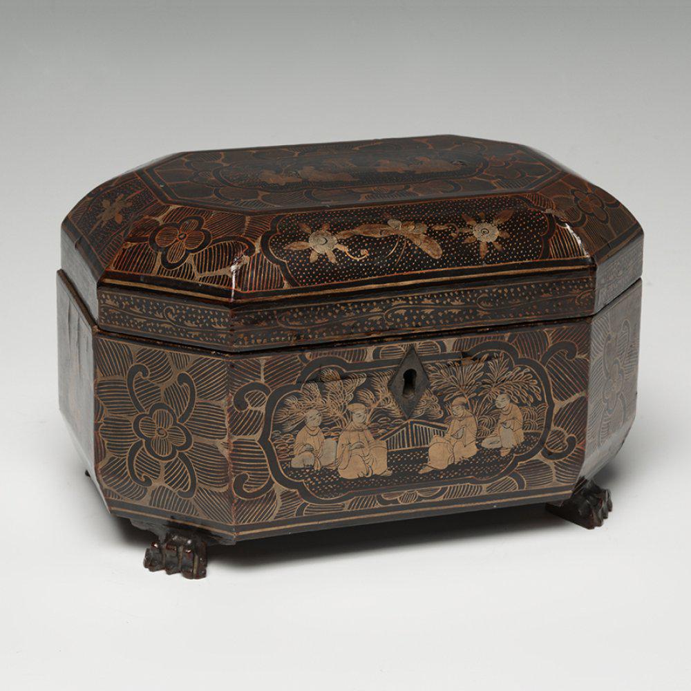 Jewellery box. China, 19th century. Lacquered wood.  Some lacquer flaws. The key is missing. (1 of 4)