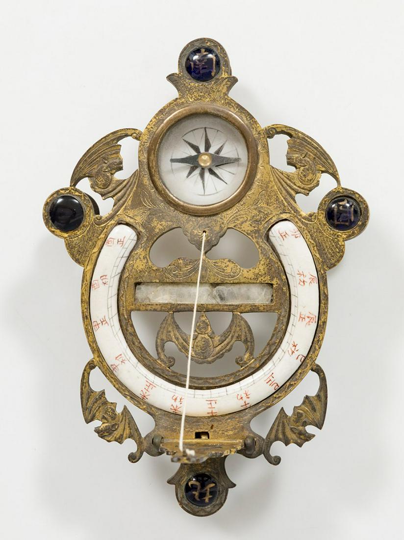 maritime compass; XIX century. Mother of pearl, enamel and gilt bronze. Presents restoration. Keep (1 of 4)