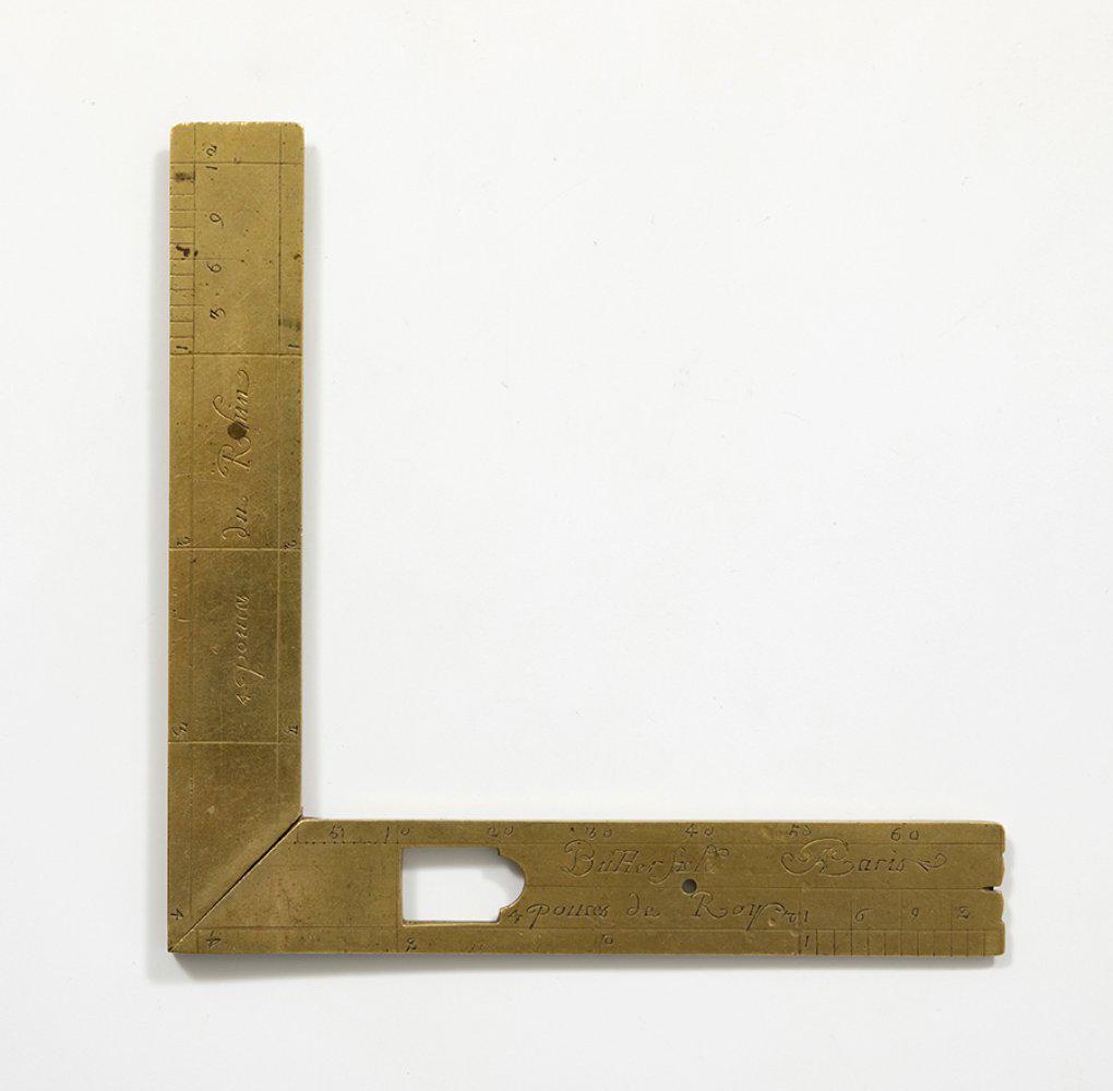 Gilt metal square; Paris, 19th century. Gilt metal. With workshop marks.: Gilt metal square; Paris, 19th century. Gilt metal. With workshop marks. Measurements: 11,2 x 15,5 cm (open). This piece belongs to the personal collection of Don Juan JosÃ© Ontalva (ChinchÃ³n, 19
