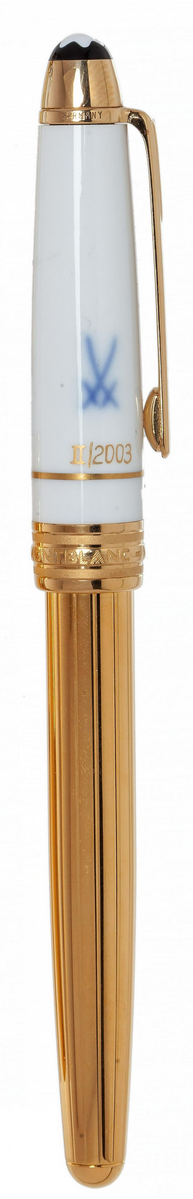MONTBLANC â€œANNUAL LIMITED EDITIONâ€ FOUNTAIN PEN. Body in painted porcelain and 18 Kts gold. 18: MONTBLANC FOUNTAIN PEN "ANNUAL LIMITED EDITION". Barrel made of painted porcelain and 18 Kts. gold. Nib made of 18 Kts gold. 18 Kts gold nib. Limited edition. No box. Measures: 14 cm. length; 13,5 mm.