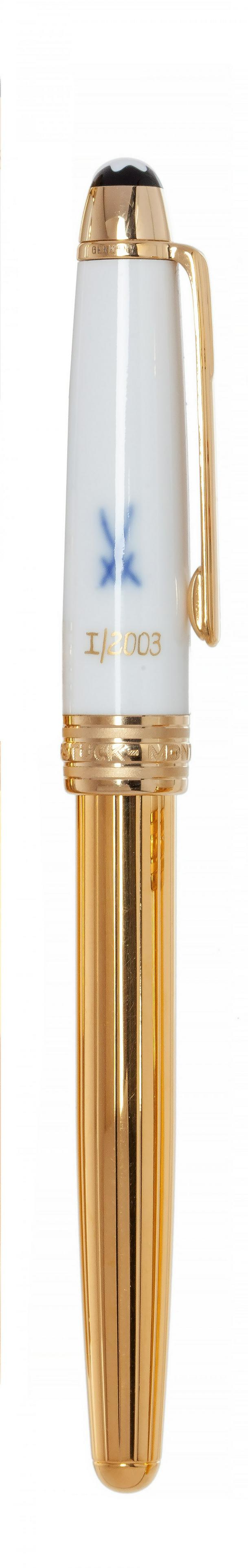 MONTBLANC â€œANNUAL LIMITED EDITIONâ€ FOUNTAIN PEN. Body in painted porcelain and 18 Kts gold. 18: MONTBLANC FOUNTAIN PEN "ANNUAL LIMITED EDITION". Barrel made of painted porcelain and 18 Kts. gold. Nib made of 18 Kts gold. 18 Kts gold nib. Limited edition. No box. Measures: 14 cm. length; 13,5 mm.