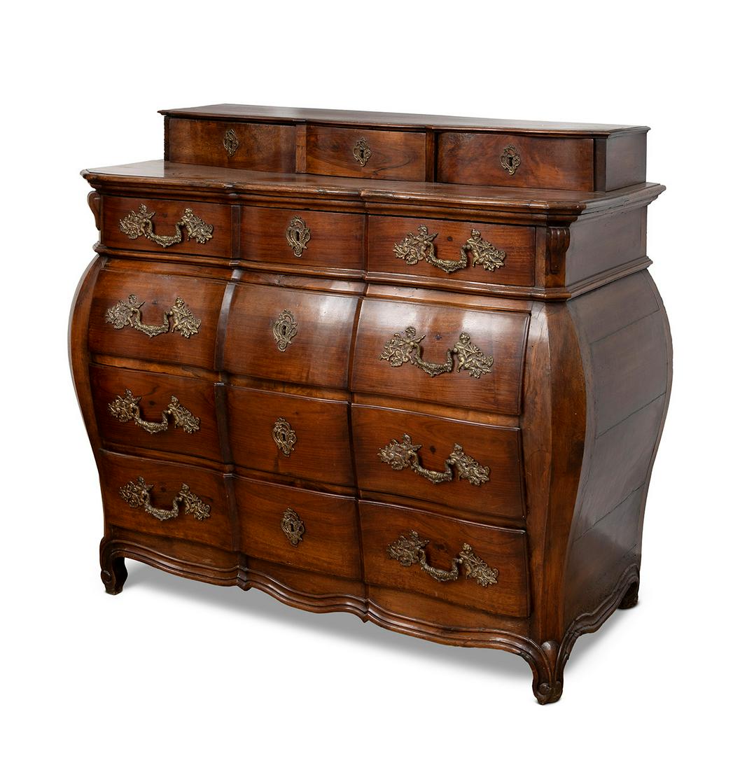 Catalan chest of drawers from the XVIII century.  Walnut wood. (1 of 7)