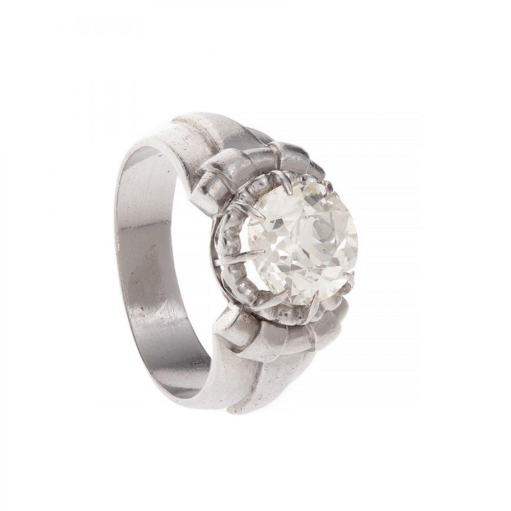 Art Deco solitaire ring from the 1940s, made in platinum with a brilliant cut central diamond, (1 of 3)