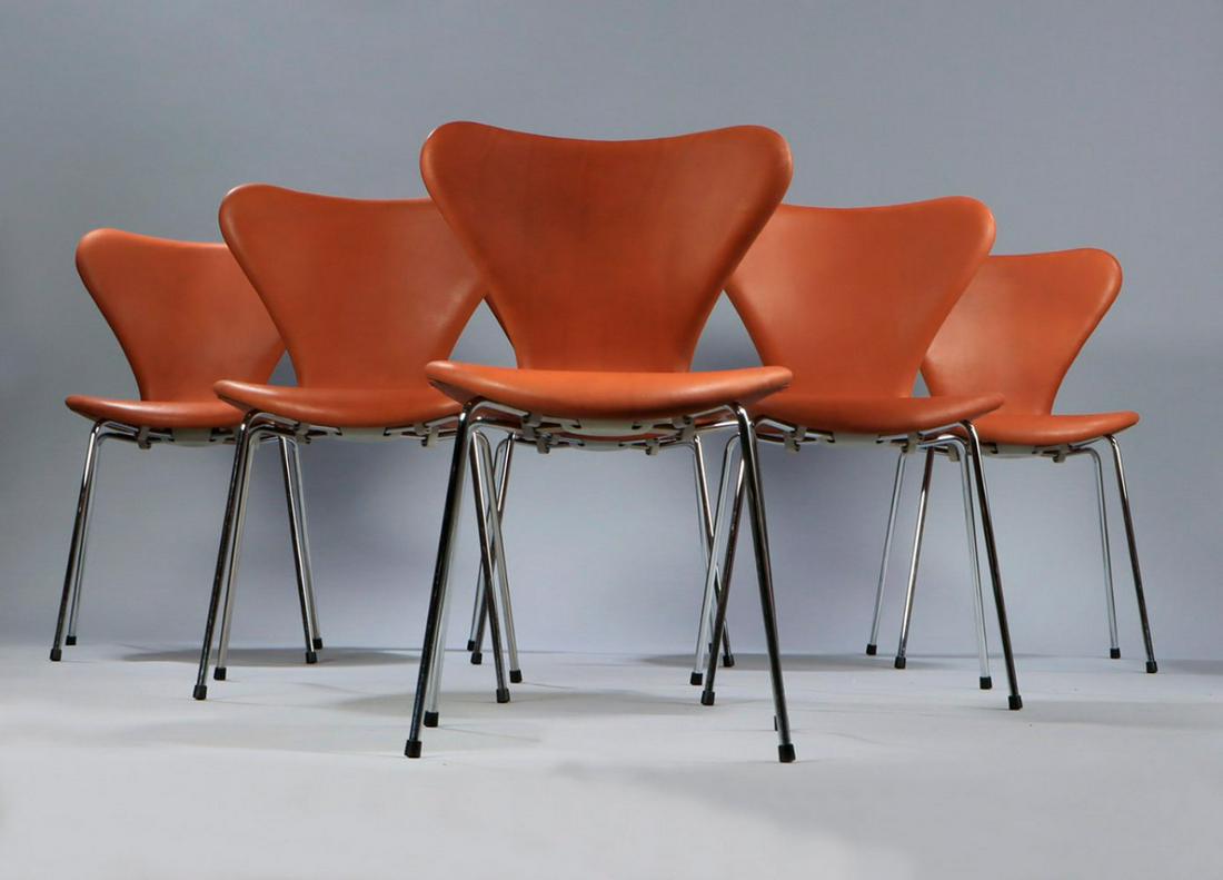 ARNE JACOBSEN (Denmark, 1902 - 1971) for FRITZ HANSEN. Set of six chairs model 3107 'Series 7', (1 of 6)