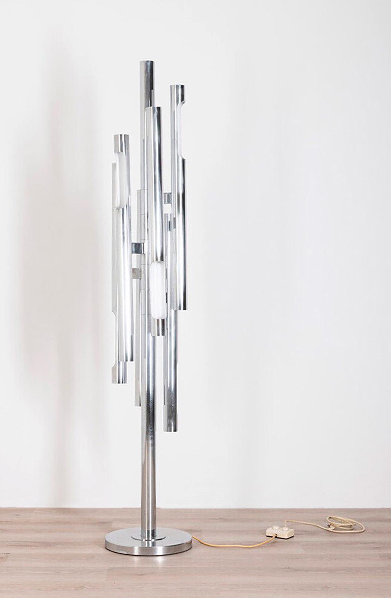 ANGELO BROTTO (Venice, 1914-Campiglia Marittima, 2002) for ESPERIA. Floor lamp, 1970s. Chromed: ANGELO BROTTO (Venice, 1914-Campiglia Marittima, 2002) for ESPERIA. Floor lamp, 1970s. Chromed steel. Producer Esperia. May show signs of use. The lot will be available after a period of approximately