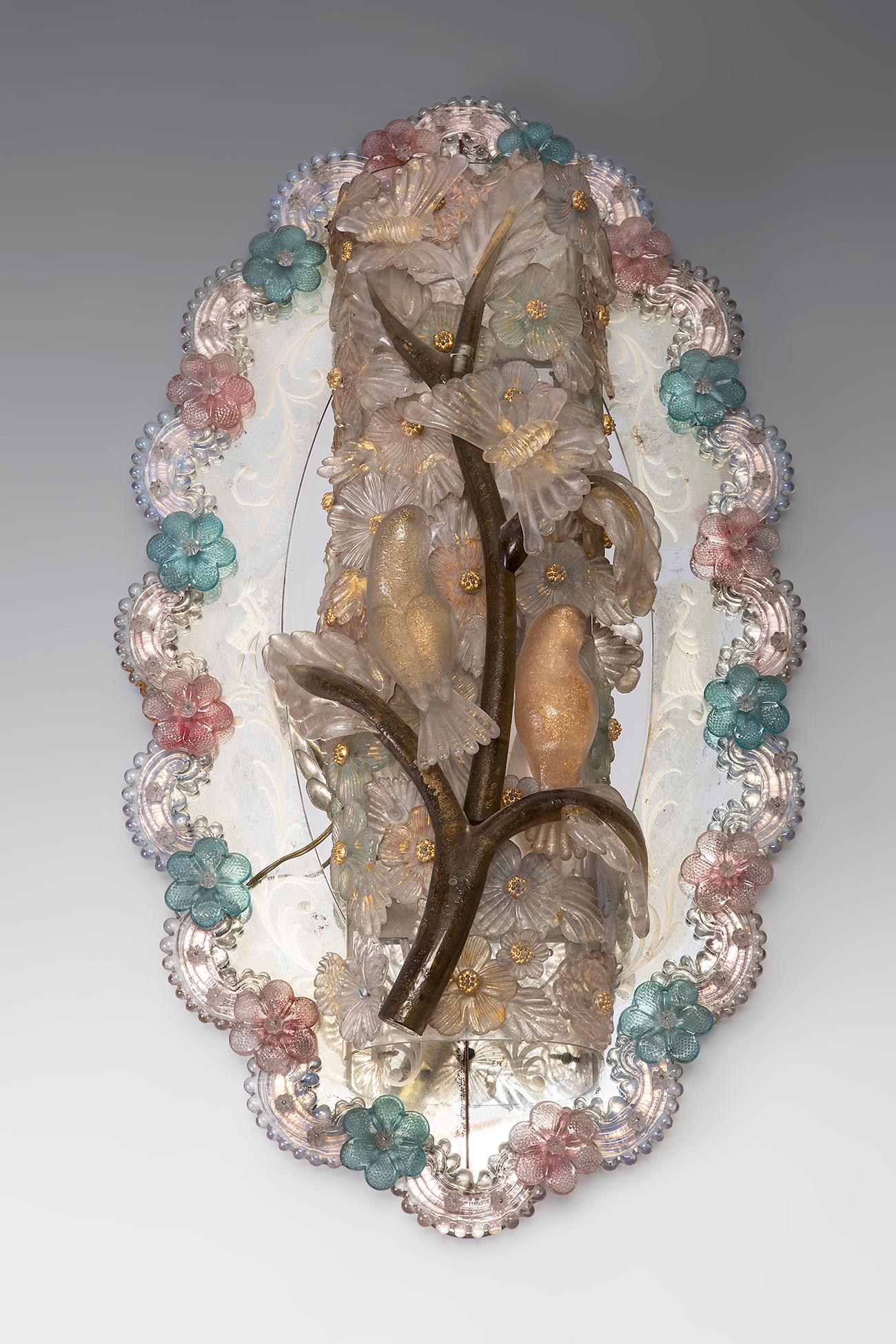 Wall sconce with its base, twentieth century. Murano glass. Electrified.: Wall sconce with its base, 20th century. Murano glass. Electrified. Measurements: 50 x 20 x 14 cm. Wall sconce in Murano glass, representing a complex vegetal framework with flowers and birds. The per