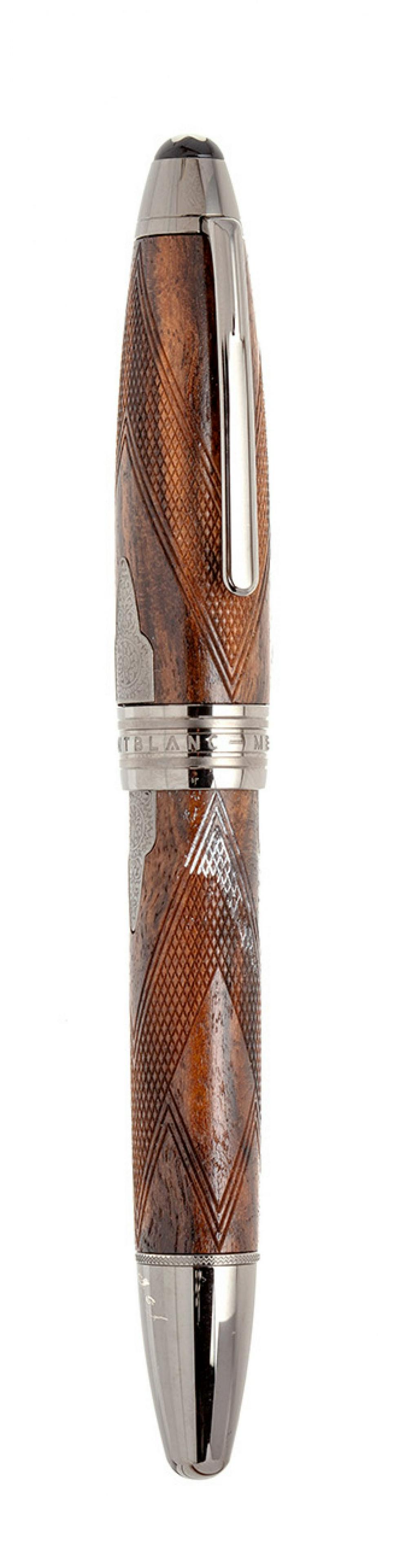 MONTBLANC MEISTERSTÃœCK FOUNTAIN PEN â€œMASTERS JAMES PURDEY & SONSâ€. Caucasus wood and metal: MONTBLANC MEISTERSTÃœCK "Masters James Purdey & sons" STYLOGRAPHIC PEN. Caucasian wood and metal body. Nib in 18 carat white gold, M-point. Limited edition. No box. Measures: 14,5 cm (length) x 17,1