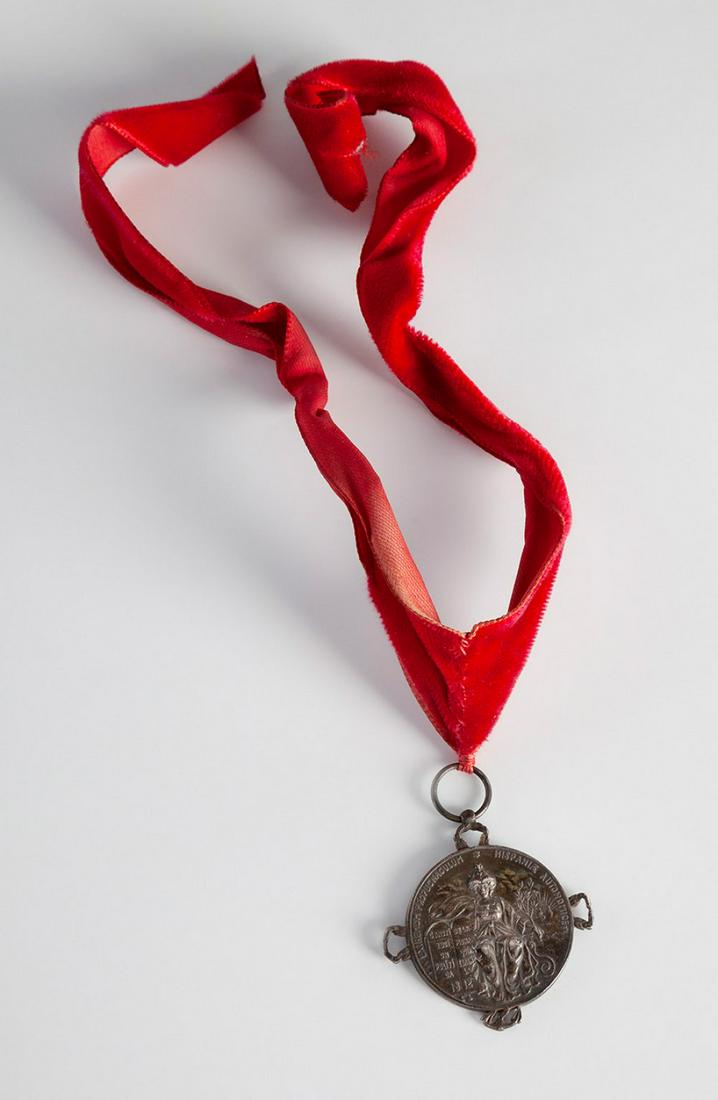 Medal of the centenary of the Constitution of Cadiz of 1812 and Siege of Cadiz, 1910. Sterling: Medal of the centenary of the Constitution of Cadiz 1812 and Siege of Cadiz, 1910. Sterling silver. With marks of use. Measurements: 4 x 4 cm. Circular medal with three civic crowns in the upper cardi