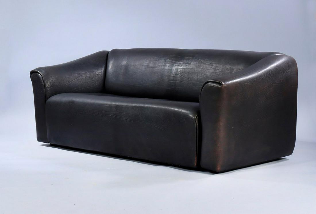 DE SEDE, Switzerland. Three-seater sofa model DS 47. Upholstered in patinated and resistant bull: DE SEDE, Switzerland. Three-seater sofa model DS 47. Upholstered in patinated, hard-wearing bull leather. Seat surface with extension for comfort. It shows slight marks of use. Measurements: approx. 7
