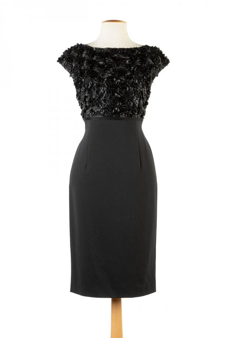 ESCADA. Black cocktail dress with boat neckline and sleeveless. In viscose slightly elastic and: ESCADA. Black cocktail dress with boat neckline and sleeveless. In viscose slightly elastic and body with silk applications. In perfect condition. Size 40.