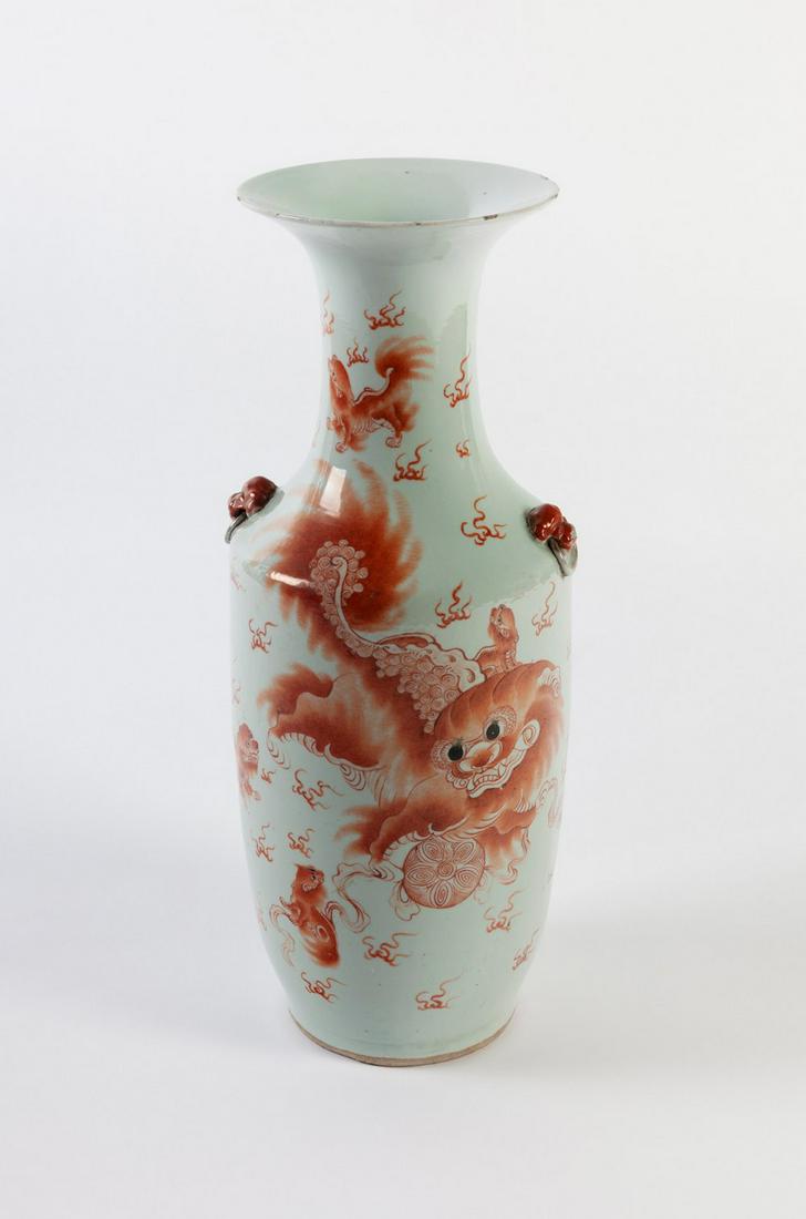 Vase. China, Qing Dynasty, 19th century. Hand-painted porcelain. It has some chipping on the mouth.: Vase. China, Qing Dynasty, 19th century. Hand-painted porcelain. It has some chipping on the mouth. Measurements: 59,5 x 24 x 24 cm. Vase of circular base and periform body, with its belly decorated w
