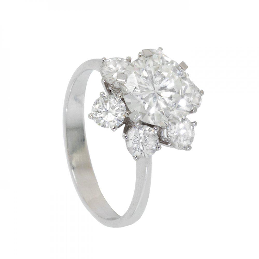 Rosette ring in 18kts. white gold. With central diamond weighing ca. 2.20 cts., bordered by six (1 of 4)