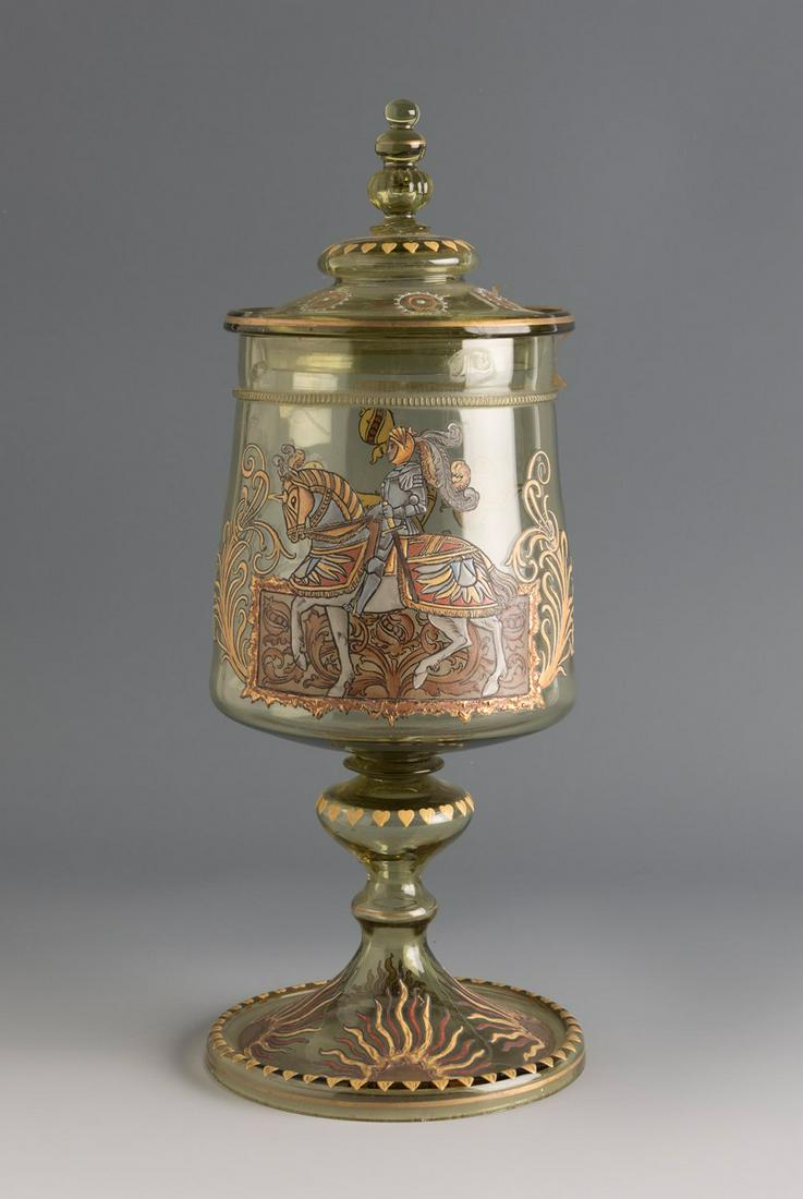 Bombonera of the 19th century. In blown and enamelled glass.: Bombonera of the XIX century. In blown and enamelled glass. Measurements: 37 x 14 x 14 x 14 cm. Blown glass bonbonniere in the shape of a goblet, in whose cylindrical belly a medieval knight mounted o