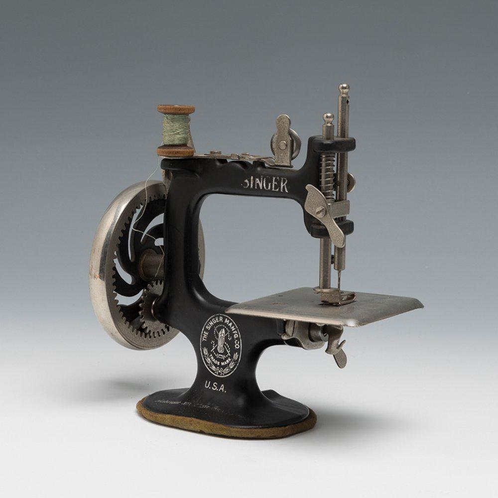 SINGER sewing machine. United States, 19th century. Polychrome iron and metal. With Singer stamps.: SINGER sewing machine. United States, 19th century. Polychrome iron and metal. With Singer stamps. Measurements: 16 x 17 x 10 cm. Sewing machine of the American firm Singer, which is driven by moving