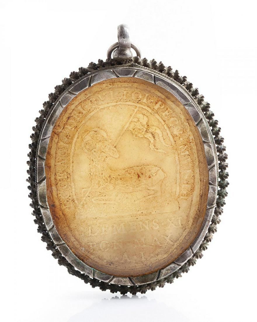 Window locket; 18th century.. Silver in its color, glass and wax. It presents a good state of (1 of 3)