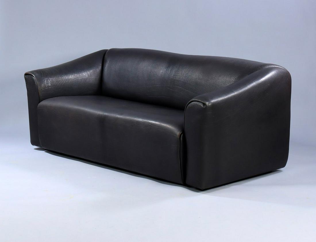 DE SEDE, Switzerland. Three-seater sofa model DS 47. Upholstered in patinated and resistant bull: DE SEDE, Switzerland. Three-seater sofa model DS 47. Upholstered in patinated, hard-wearing bull leather. Seat surface with extension for comfort. It shows slight marks of use. Measurements: approx. 7