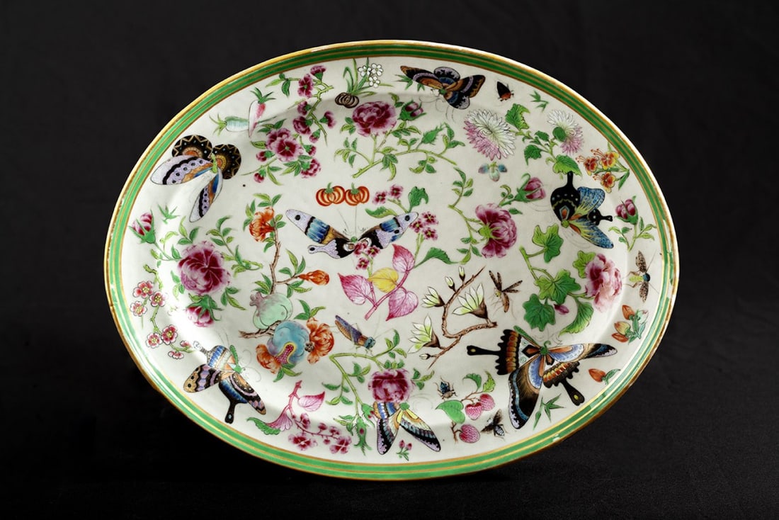Dish. Canton, China, second half of the 19th century. In enameled porcelain, hand painted. (1 of 2)