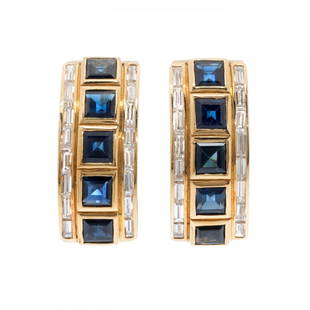 Pair of earrings in 18kts. yellow gold. Frontis with five sapphires flanked by lines of diamonds, on: Pair of earrings in 18kts. yellow gold. Frontis with five sapphires flanked by lines of diamonds, on the sides baguette cut, total weight ca. 1.20 cts. Omega clasps with stud. Measurements: 20 x 6 mm.