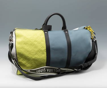 LOUIS VUITTON. Keepall 50B Blue/yellow shoulder bag, 2022 season. Cowhide leather and silver: LOUIS VUITTON. Keepall 50B Blue/yellow shoulder bag, 2022 season. Cowhide leather and silver hardware. Short handles and shoulder strap. Zipper closure. Measurements: 52 x 28 x 22 cm.