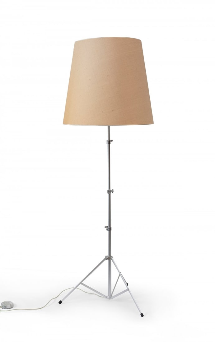 ENRICO FRANZOLINI (Italia, 1952) para PALLUCCO. LÃ¡mpara Gilda. Aluminio. Regulable en altura.: ENRICO FRANZOLINI (Italy, 1952) for PALLUCCO. Gilda lamp. Aluminium. Adjustable height. Measurements: 67 cm (diameter). The Gilda lamp is a creation of the Italian designer Enrico Franzolini. It is a