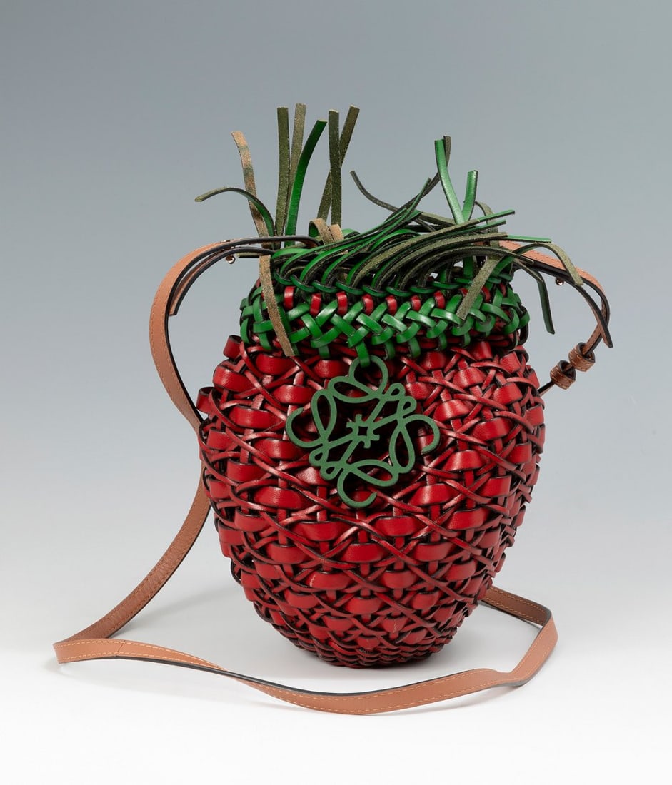 LOEWE. Strawberry shoulder bag Paula's Ibiza collection. I: LOEWE. Strawberry shoulder bag Paula's Ibiza collection. In red and green calfskin. Black burnished edges. With thin adjustable and detachable tan leather shoulder strap with stud closures. Charm with