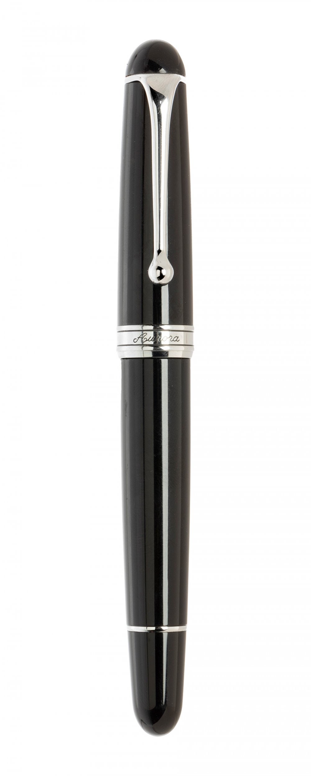 Aurora 88 fountain pen. Black resin barrel with silver details. Nib in 14kt white gold. B tip. Screw: Aurora 88 fountain pen. Black resin barrel with silver details. Nib in 14kt white gold. B tip. Screw cap. Piston loading. Does not come with box. Measurements: 13.5 cm (length); 15 mm (diameter).