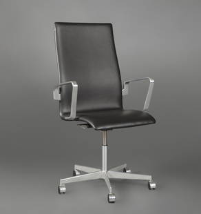 ARNE JACOBSEN (Denmark, 1902 – 1971) for FRITZ HANSEN. “Oxford” office chair,: ARNE JACOBSEN (Denmark, 1902 – 1971) for FRITZ HANSEN. “Oxford” office chair, model 3273. With upholstery in black leather, medium-tall backrest, adjustable height. Satin-brushed alu